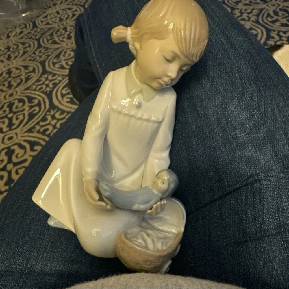 Vtg NAO Lladro Porcelain Figurine 1977 Girl w/ Baby Doll  Kids Sleepwear RETIRED